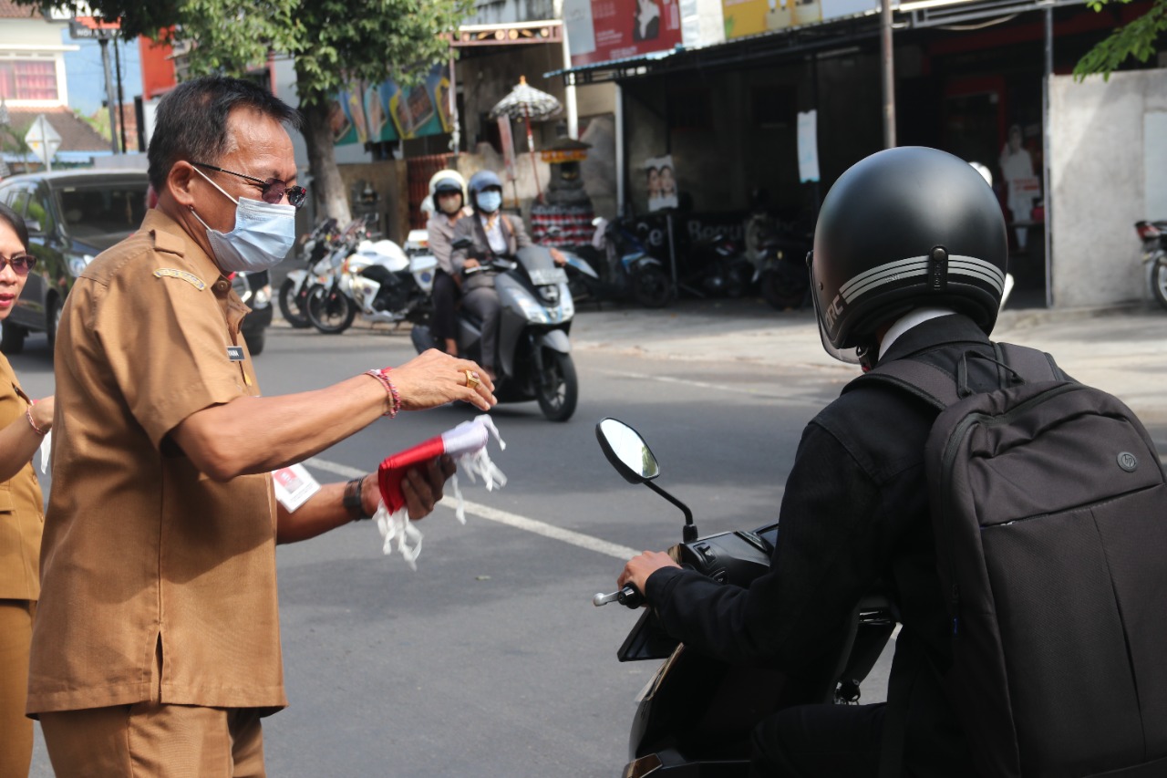 Badan Kesbangpol Bagi-bagi Bendera Merah Putih, Masyarakat Buleleng Antusias Menyambut