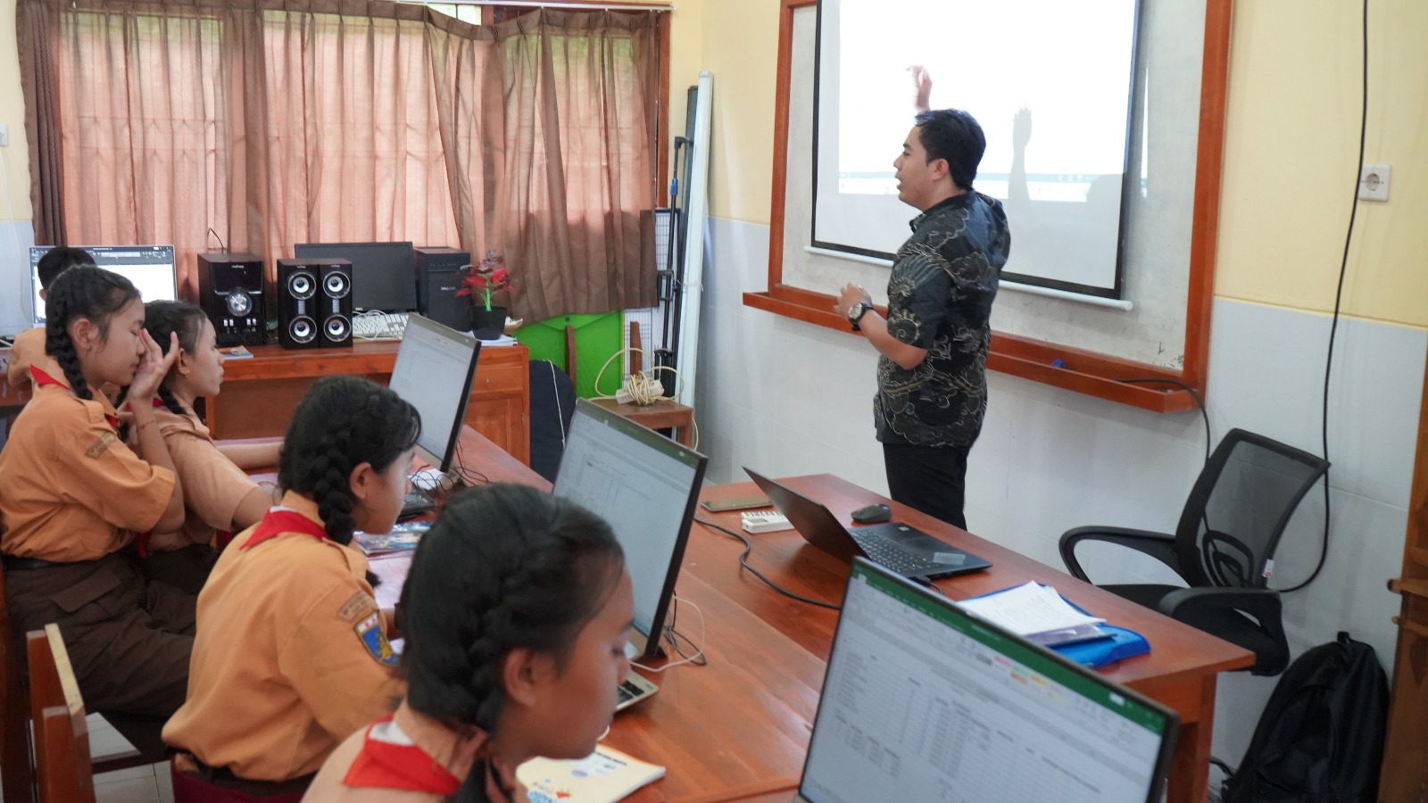 Cakap Digital Merupakan Kunci dan Pondasi Pendidik dan Peserta Didik di SMP N 8 Singaraja