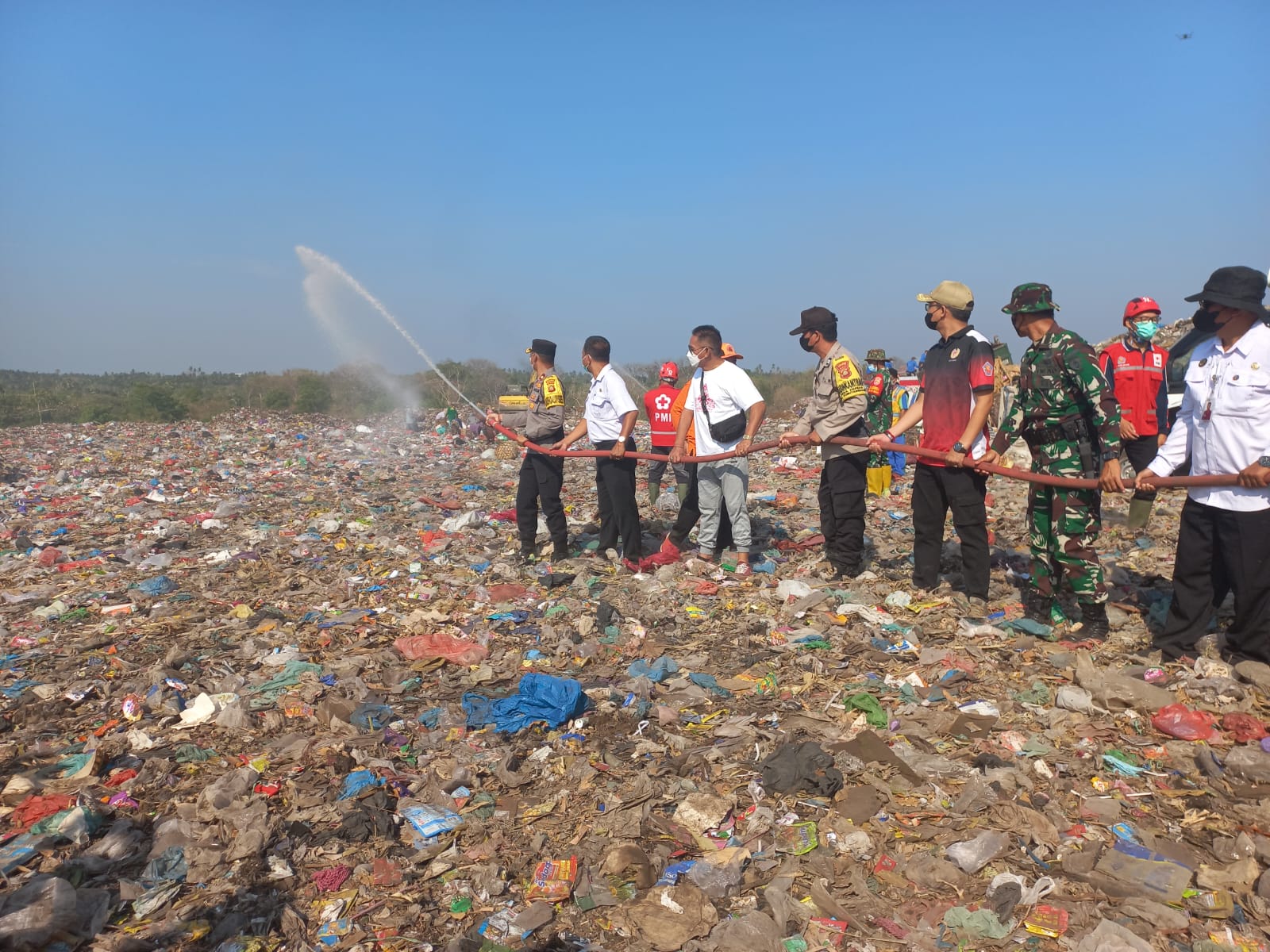 Cegah Kebakaran TPA Bengkala, Pemkab Buleleng Gelar Apel Siaga dan Penyiraman