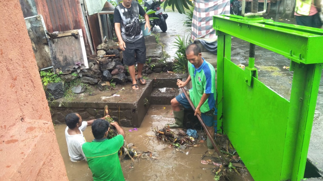 Cepat dan Responsif, PUTR Buleleng Kerahkan 100 Tenaga Drainase Tangani Banjir