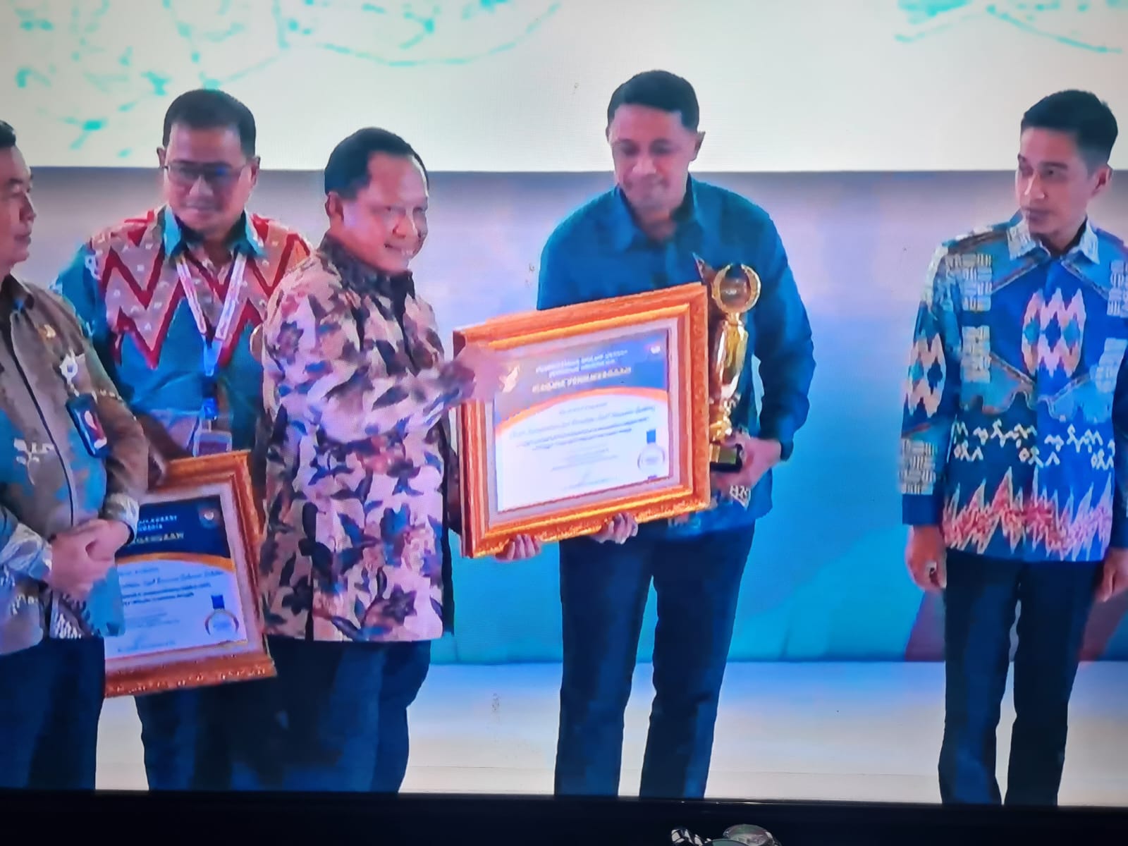 Disdukcapil Buleleng Raih Penghargaan Aktivasi IKD Tertinggi dari Kemendagri