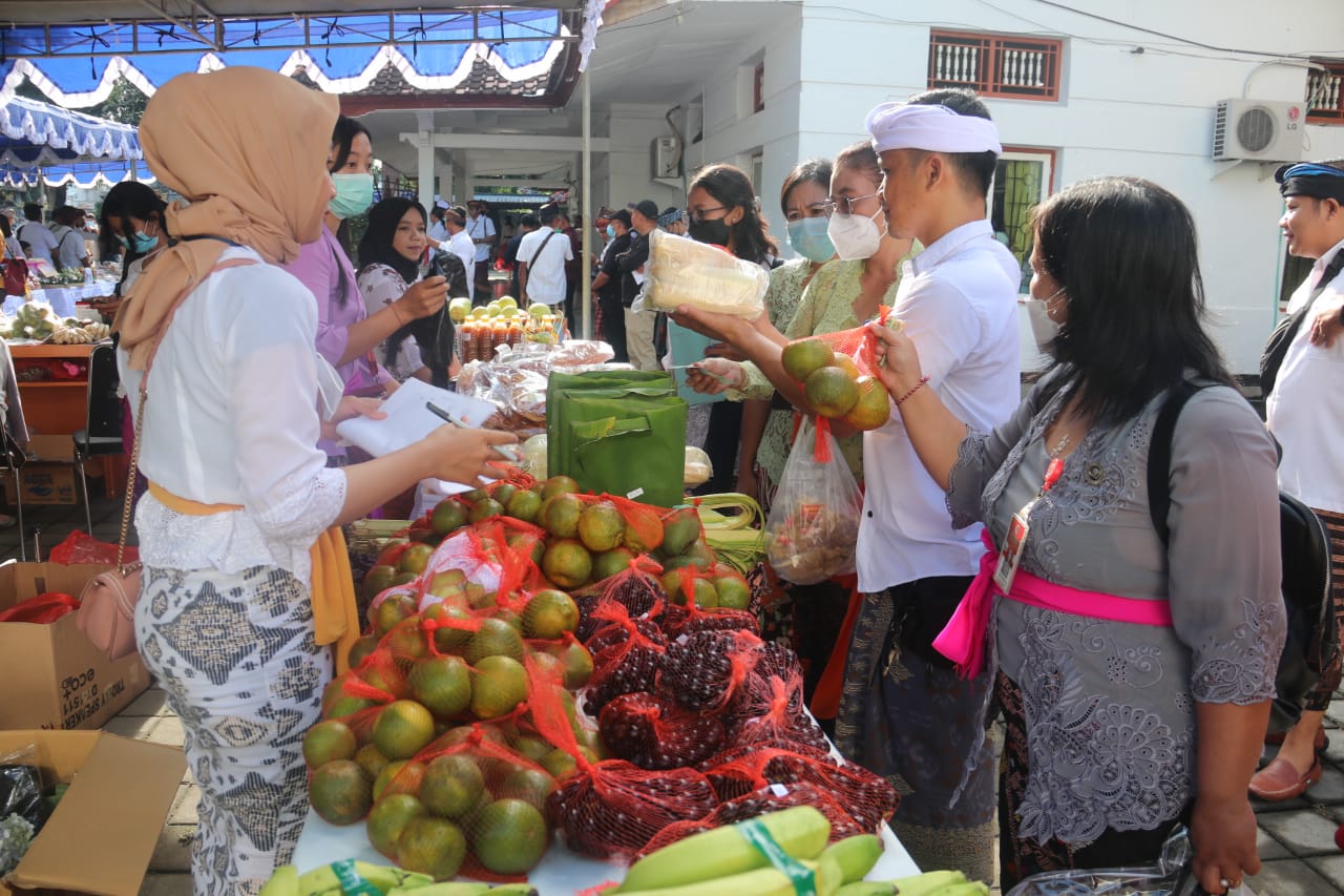 Distan Buleleng Gelar Pasar Tani Produk Unggulan Lokal Serangkaian Memperingati Hari Krida Pertanian ke-50