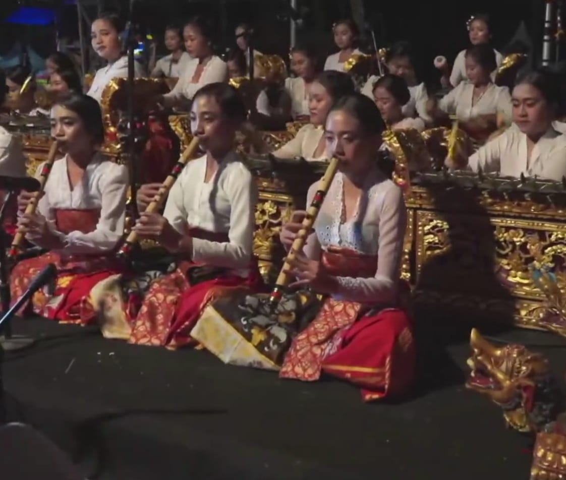 Gong Kebyar Wanita Sanggar Jagratara Pukau Penonton pada Semarak Malam Berbangga