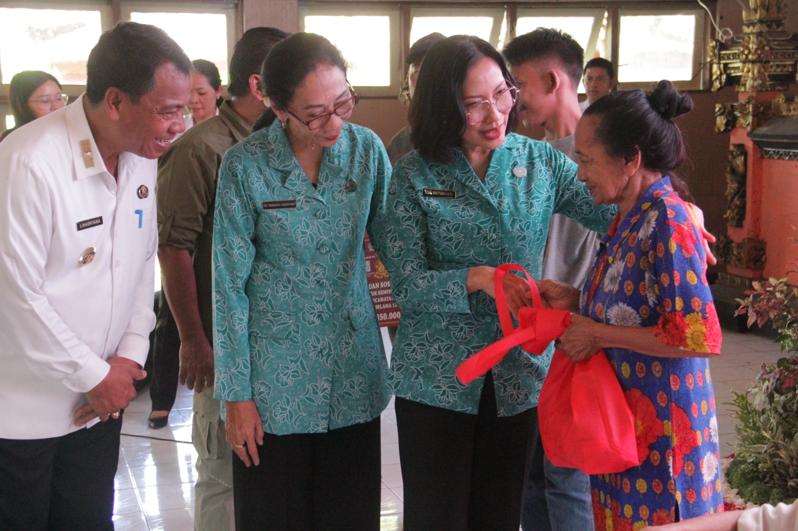 Hadiri Peringatan HLUN di Buleleng, Pj. Ketua PKK Bali Serahkan Bantuan Kepada Lansia dan Disabilitas