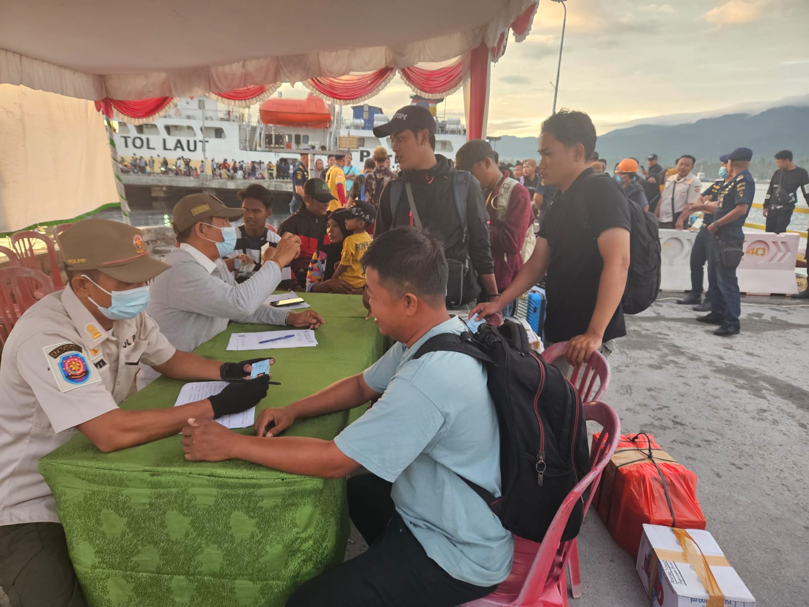 Jaga Ketertiban Duktang, Satpol PP Buleleng Lakukan Pemeriksaan di Pelabuhan Celukan Bawang