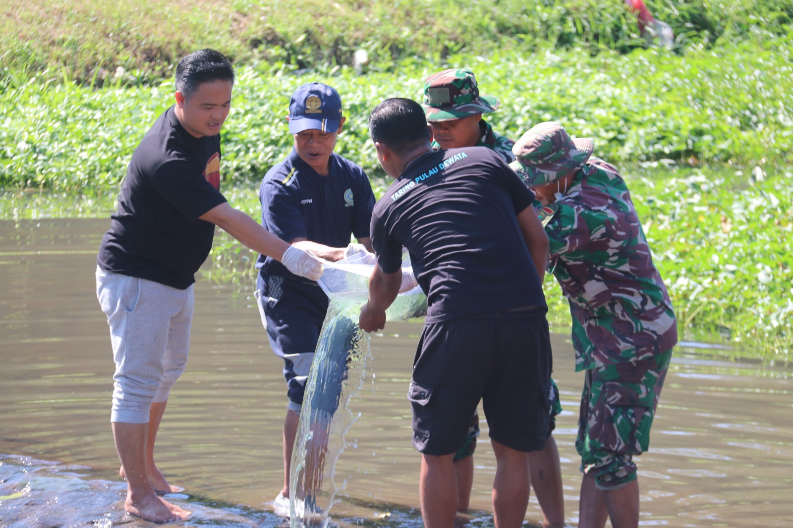 Kolaborasi Pemdes Loka Paksa, TNI dan Unud Bersihkan Sungai serta Tebar 2000 Ekor Nila