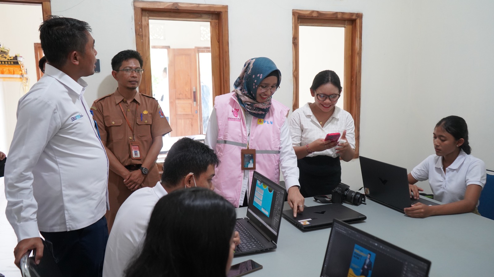 Komitmen Dukung Literasi Digital, Komunitas Smile Education Terima TJSL dari PLN