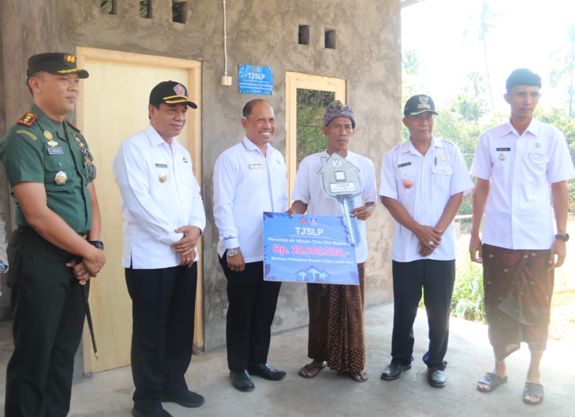 Komitmen Tekan Kemiskinan Ekstrem, Lihadnyana Kembali Serahkan Bantuan Perbaikan RTLH