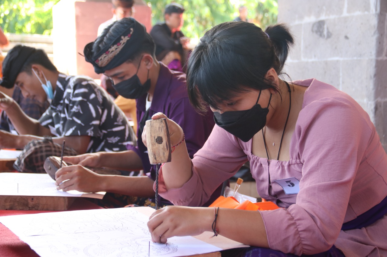 Kuatkan Warisan Budaya pada Generasi Muda, Disbud Buleleng Gelar Lomba Membuat Wayang dan Palawakya