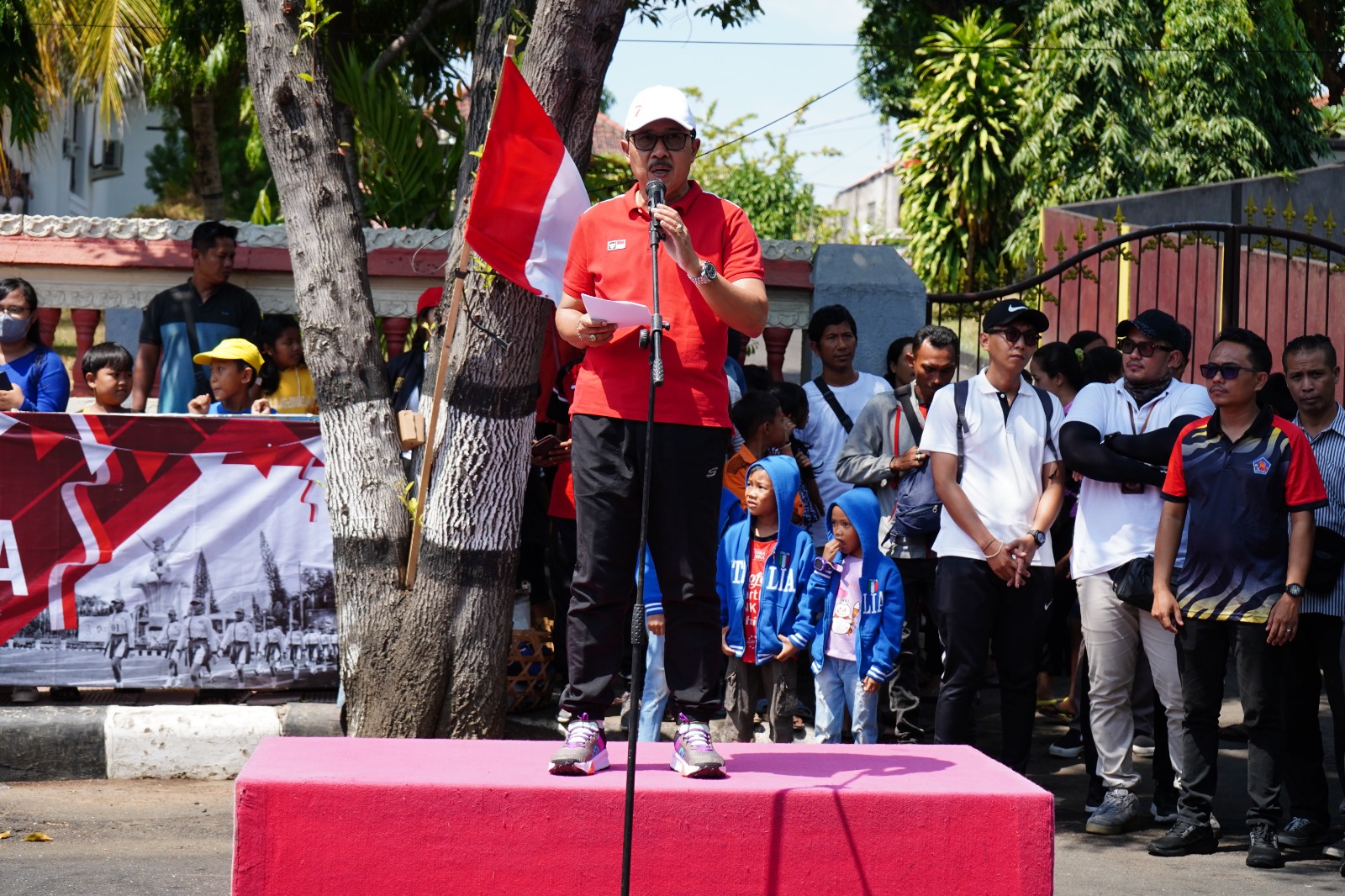 Lepas Gerak Jalan 8 KM Tingkat SD, Sekda Suyasa Harap Peserta Dapat Bangkitkan Kembali Jiwa Patriotisme