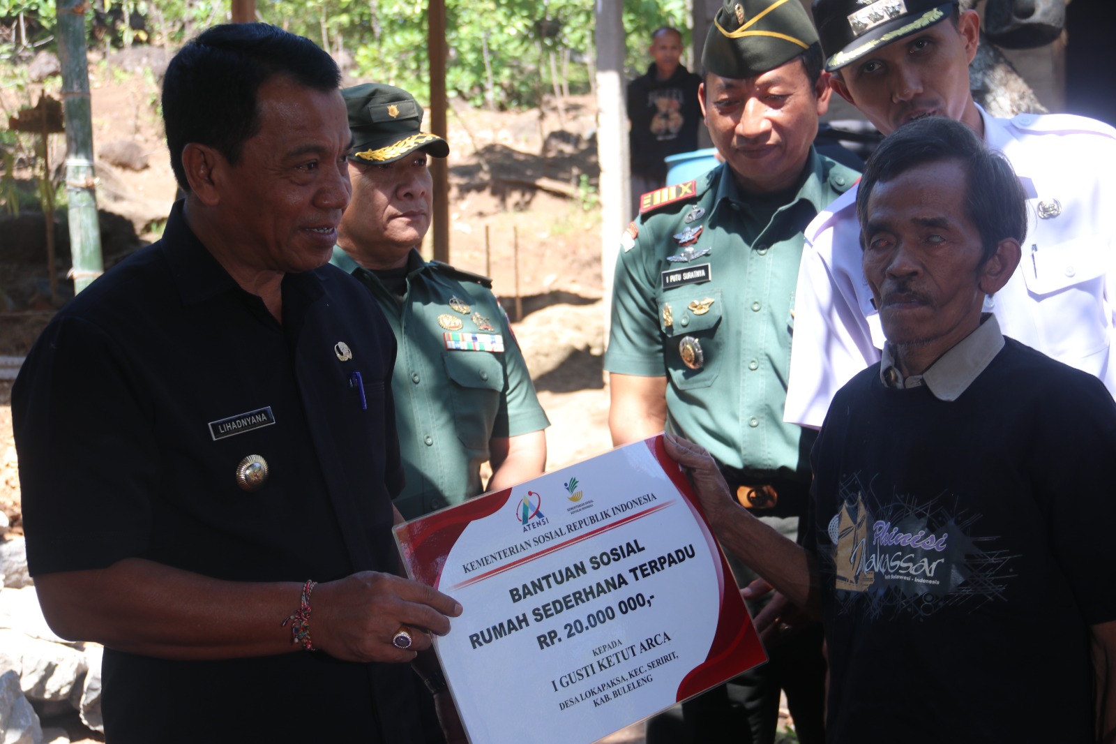 Letakkan Batu Pertama, Pj Lihadnyana Harap Bantuan RST Dapat Bermanfaat Bagi Ketut Arca