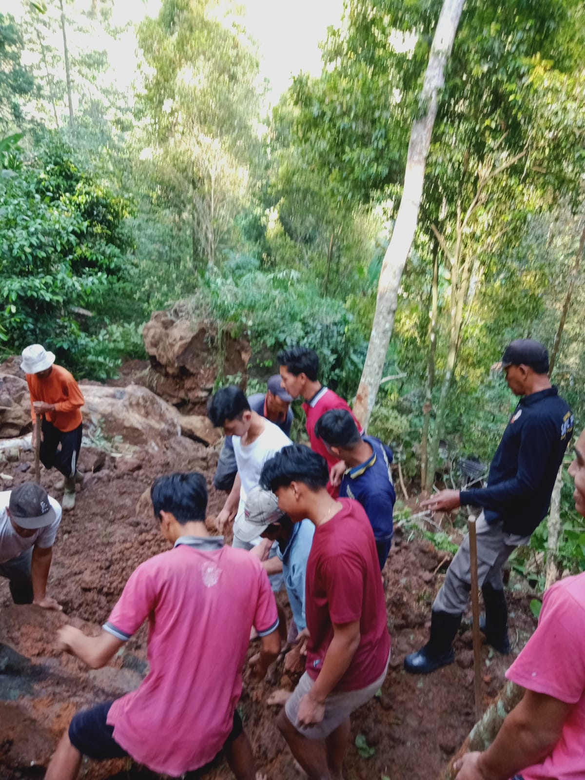 Longsor di Lemukih, Warga dan Pokdarwis Water Slide Bersihkan Timbunan