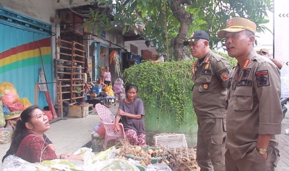 Membludak Jelang Kuningan, Satpol PP Buleleng Lakukan Pembinaan Awal ke Pedagang Liar