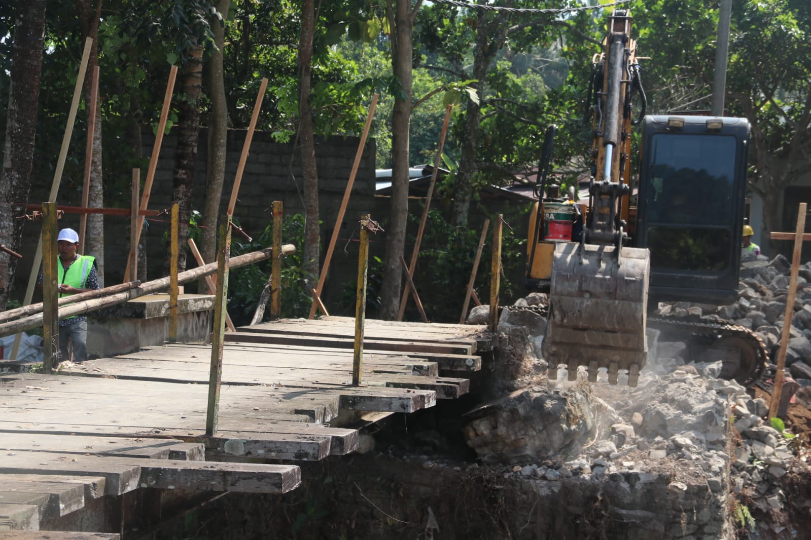 Mulai Dikerjakan, Jembatan Penghubung Desa Bebetin dan Desa Pakisan Rampung Bulan November