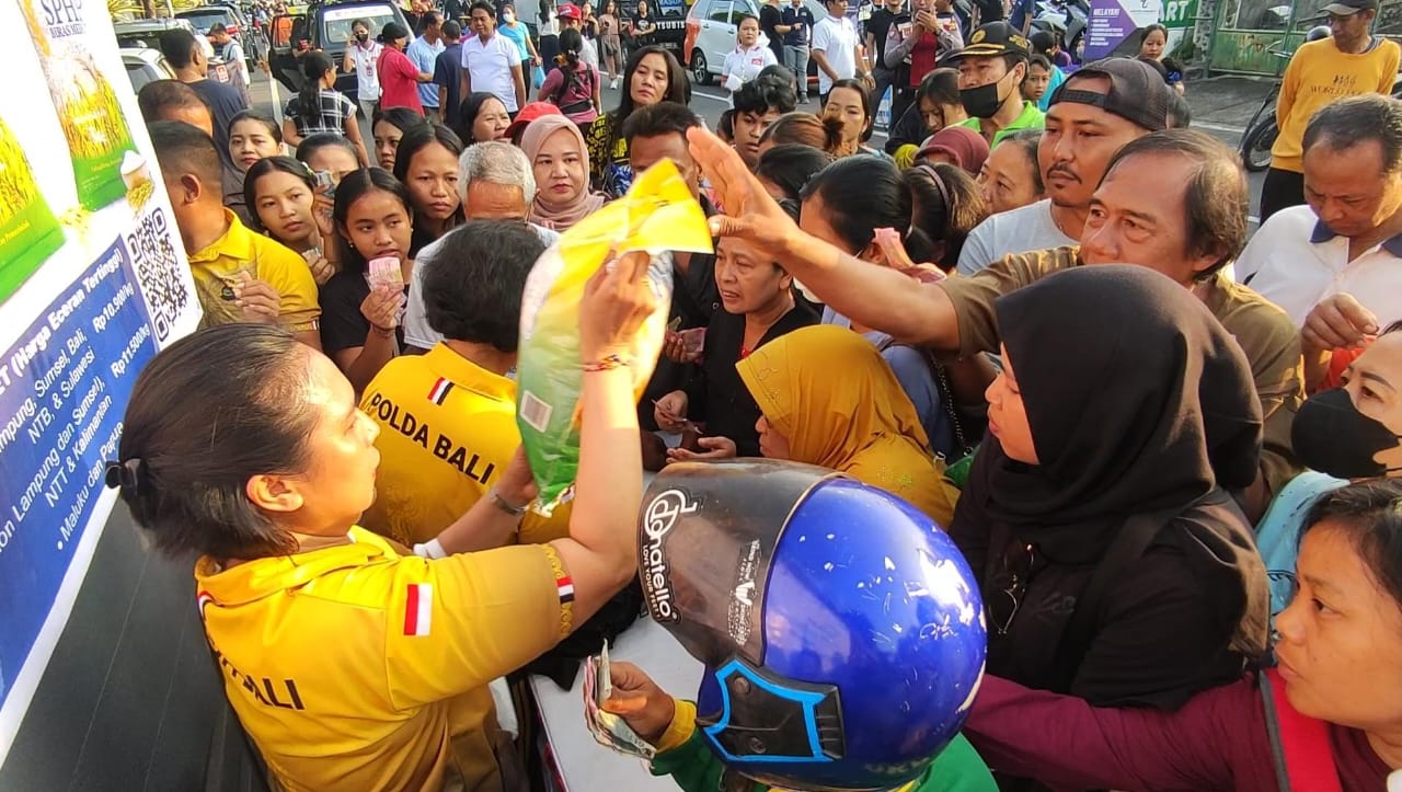 Pantau Pasar Pangan Murah, PJ Lihadnyana Puas Warga Peroleh Beras Harga Terjangkau