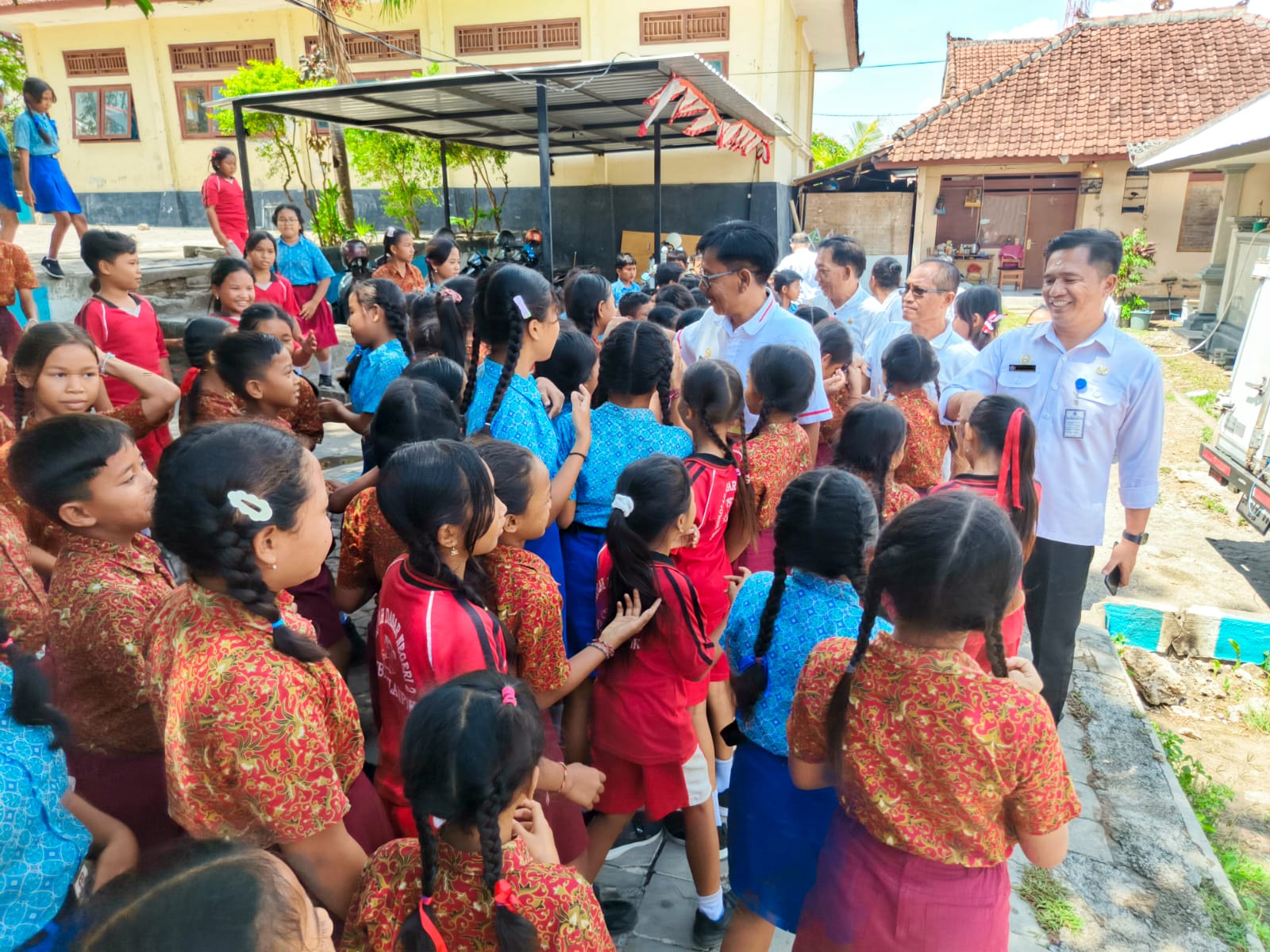 PASTIKAN MAKAN BERGIZI GRATIS BERJALAN LANCAR, KADISDIKPORA BULELENG LAKUKAN KOORDINASI KE DESA SAMPAI SEKOLAH SASARAN