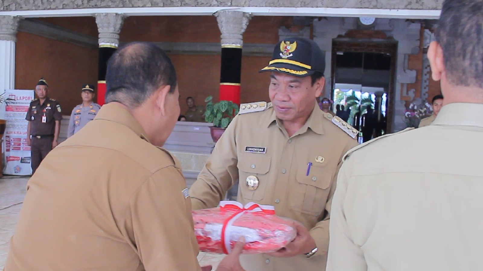 Pemkab Buleleng Gelar Pembagian 5.800 Bendera Merah Putih ke Masyarakat