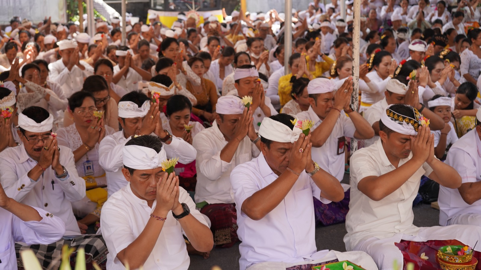 Pemkab Buleleng Laksanakan Bhakti Penganyar di Pura Ponjok Batu