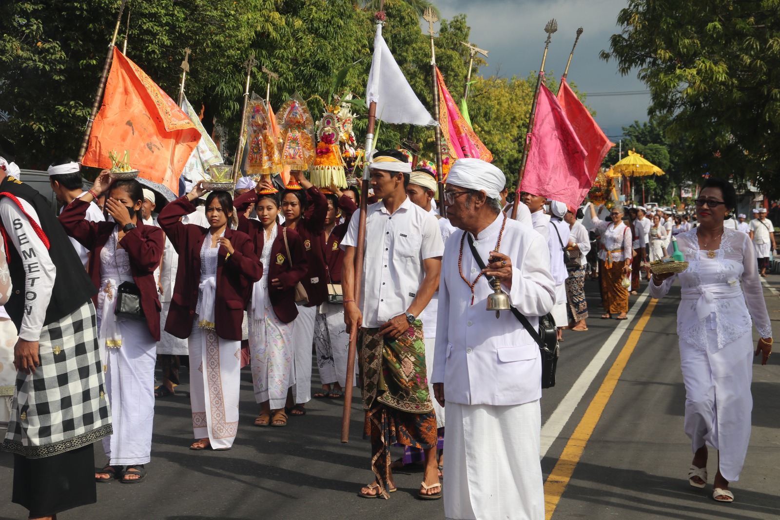 Pengempon Pura Agung Jagatnatha Ikuti Melasti Menyambut Nyepi Caka 1945