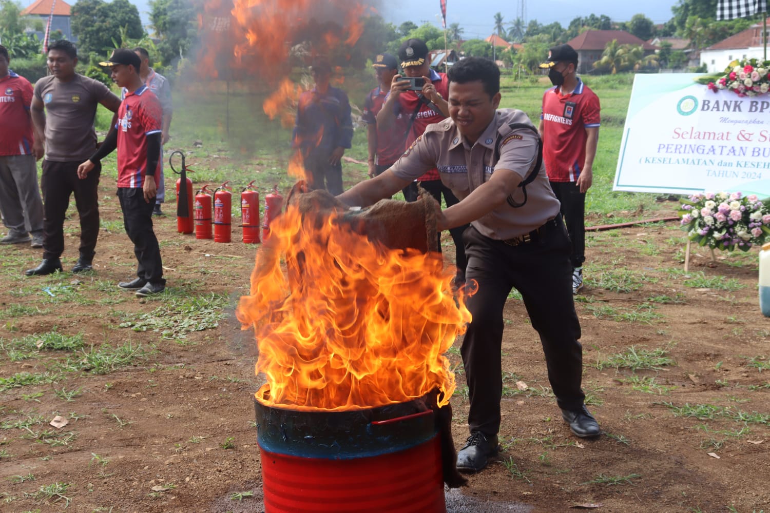 Peringatan Bulan K3, Disnaker Buleleng Gelar Simulasi Teknik Pemadaman Kebakaran