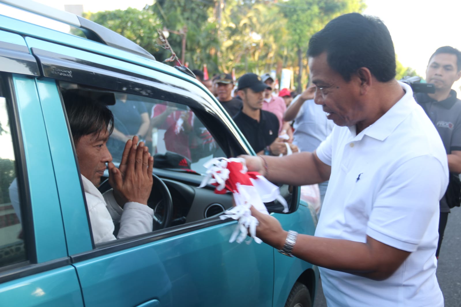 Pj. Lihadnyana Bersama Pantap HUT Ke- 78 RI Bagikan Bendera Merah Putih Kepada Masyarakat 