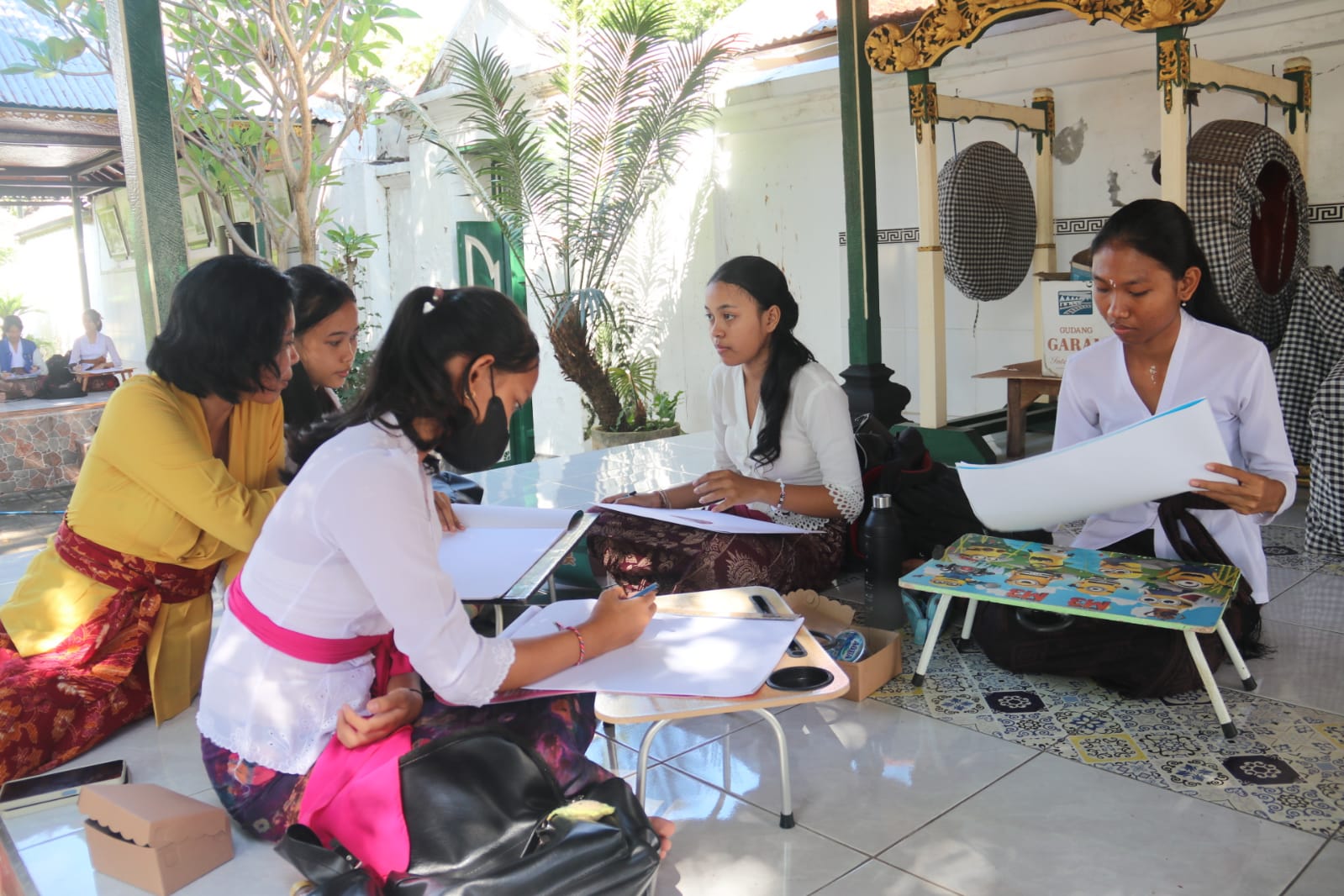 Puluhan Siswa Eksplorasi Cagar Budaya Puri Kanginan Buleleng Melalui Seni Lukis