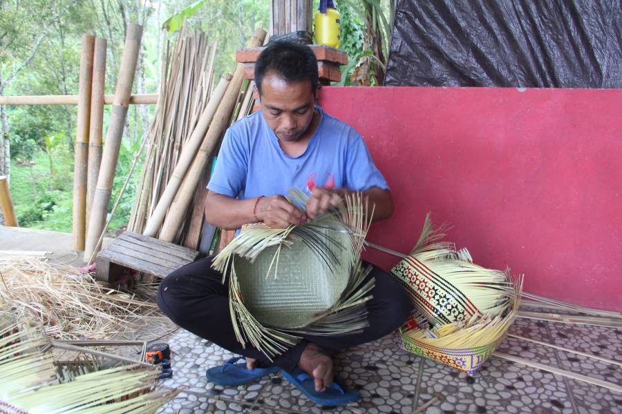 Putu Indrayana Perajin Anyaman Bambu Desa Tigawasa, Kecamatan Banjar, Buleleng. Menjaga ‘Payuk Jakan’ Dari Warisan Leluhur 