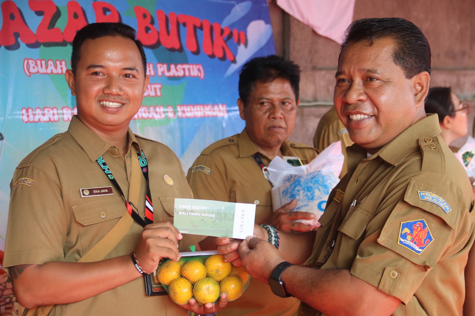 Rajin Kumpulkan Sampah Plastik, Plt. Melandrat Bagi-bagi Buah dan Reward