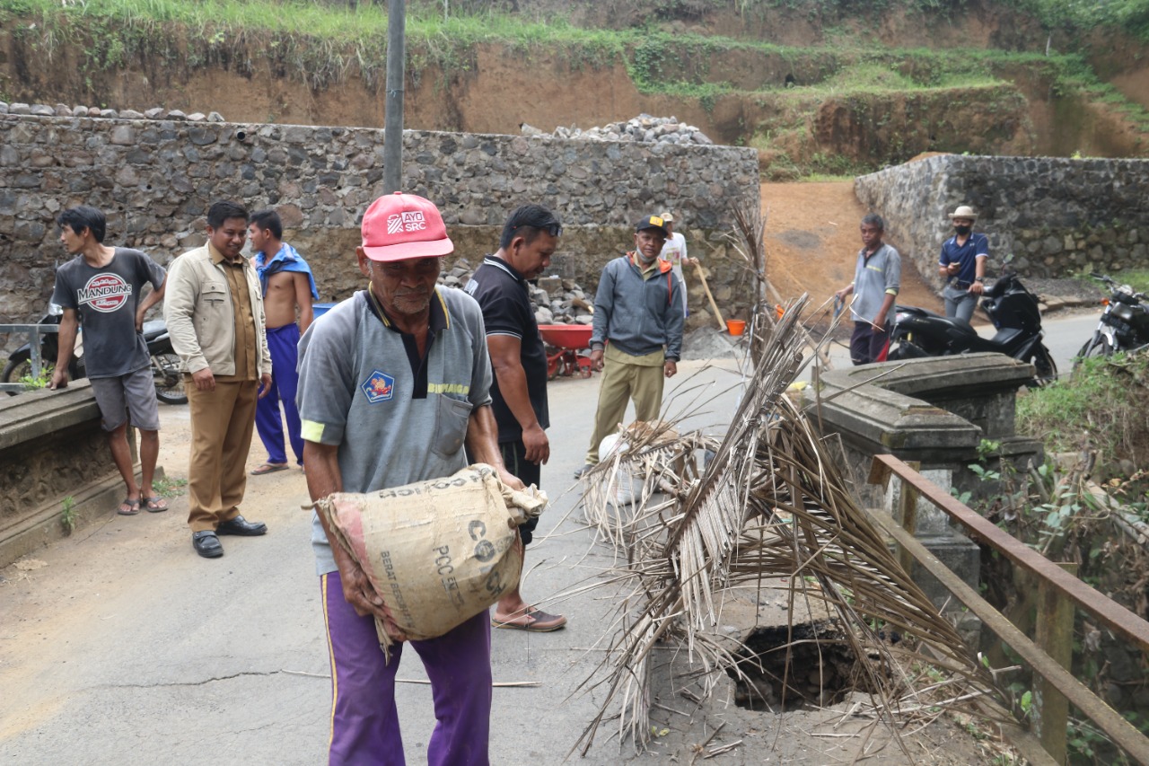 Respon Cepat Dinas PUTR, Atensi Jembatan Berlubang Di Jinengdalem