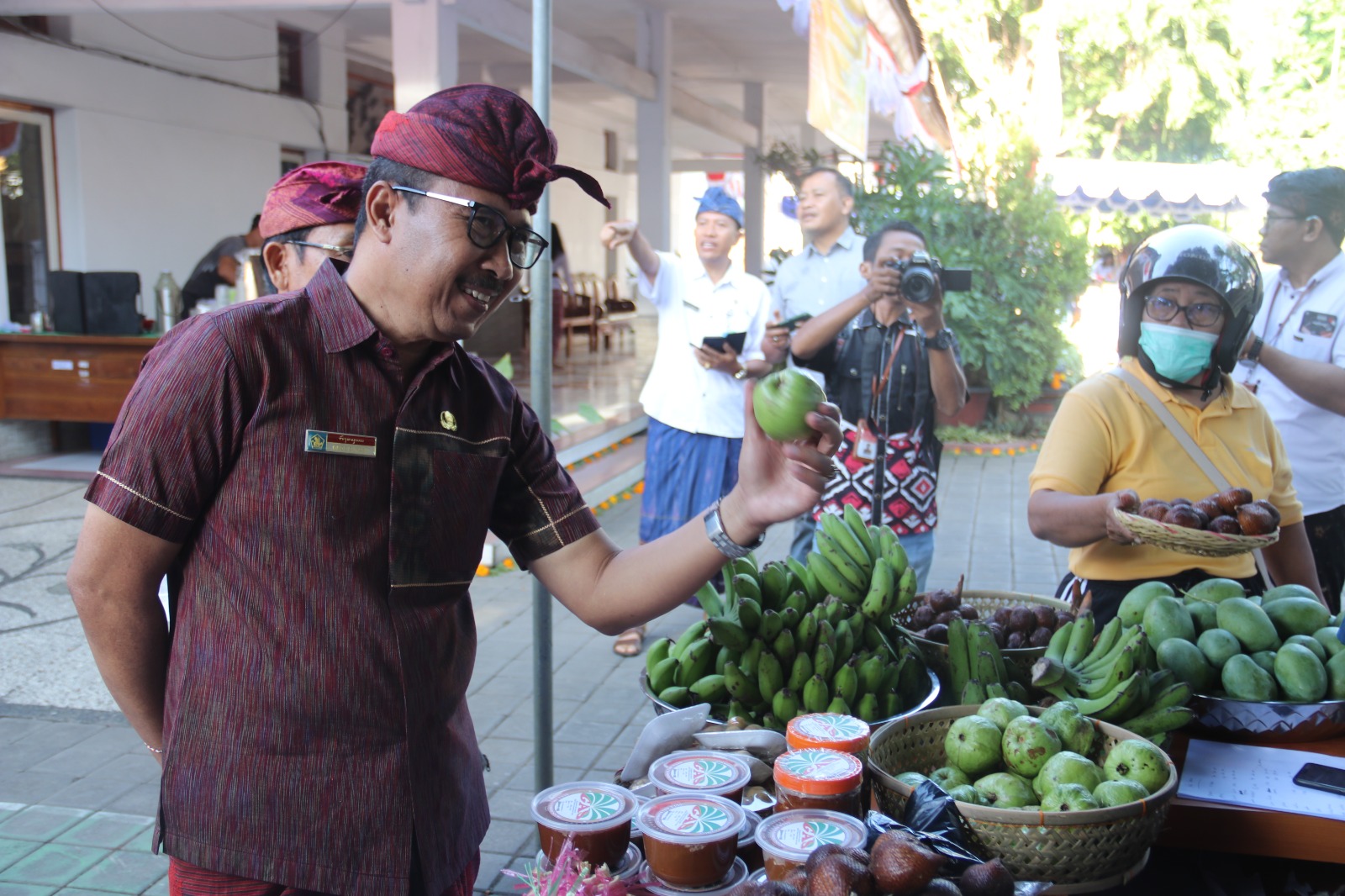 Sambut HUT RI dan Kuningan, Distan Buleleng Gelar Pasar Tani dan Vaksinasi Massal