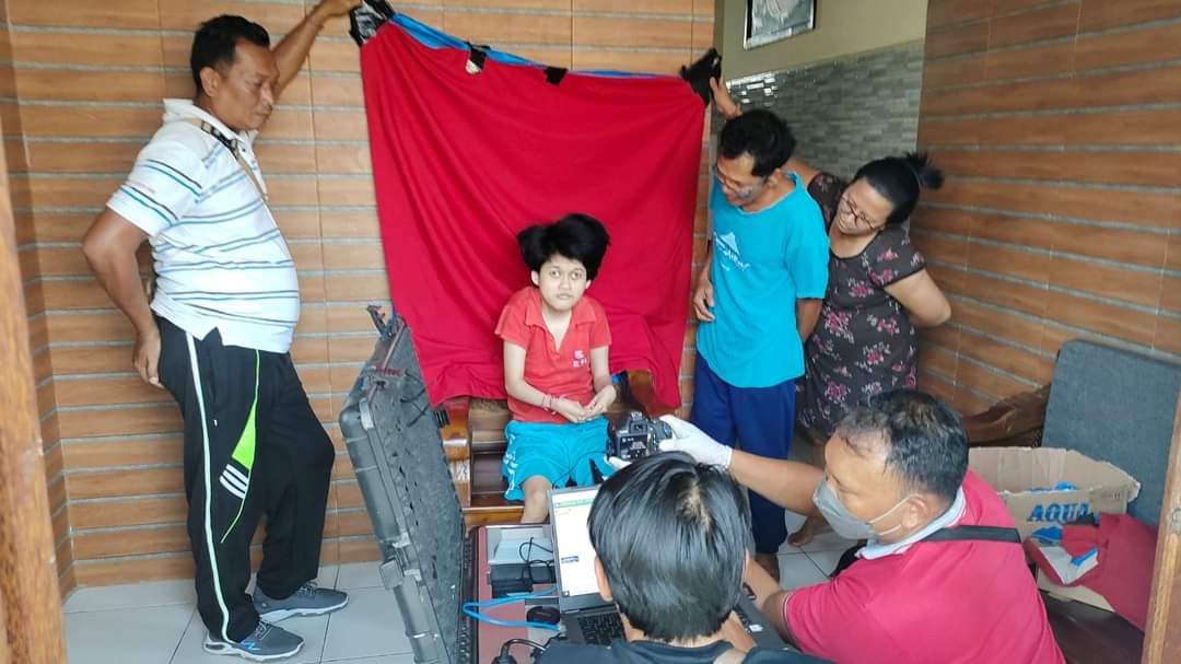 Sasar Warga Disabilitas, Disdukcapil Buleleng Fasilitasi Perekaman Adminduk Sampai ke Rumah