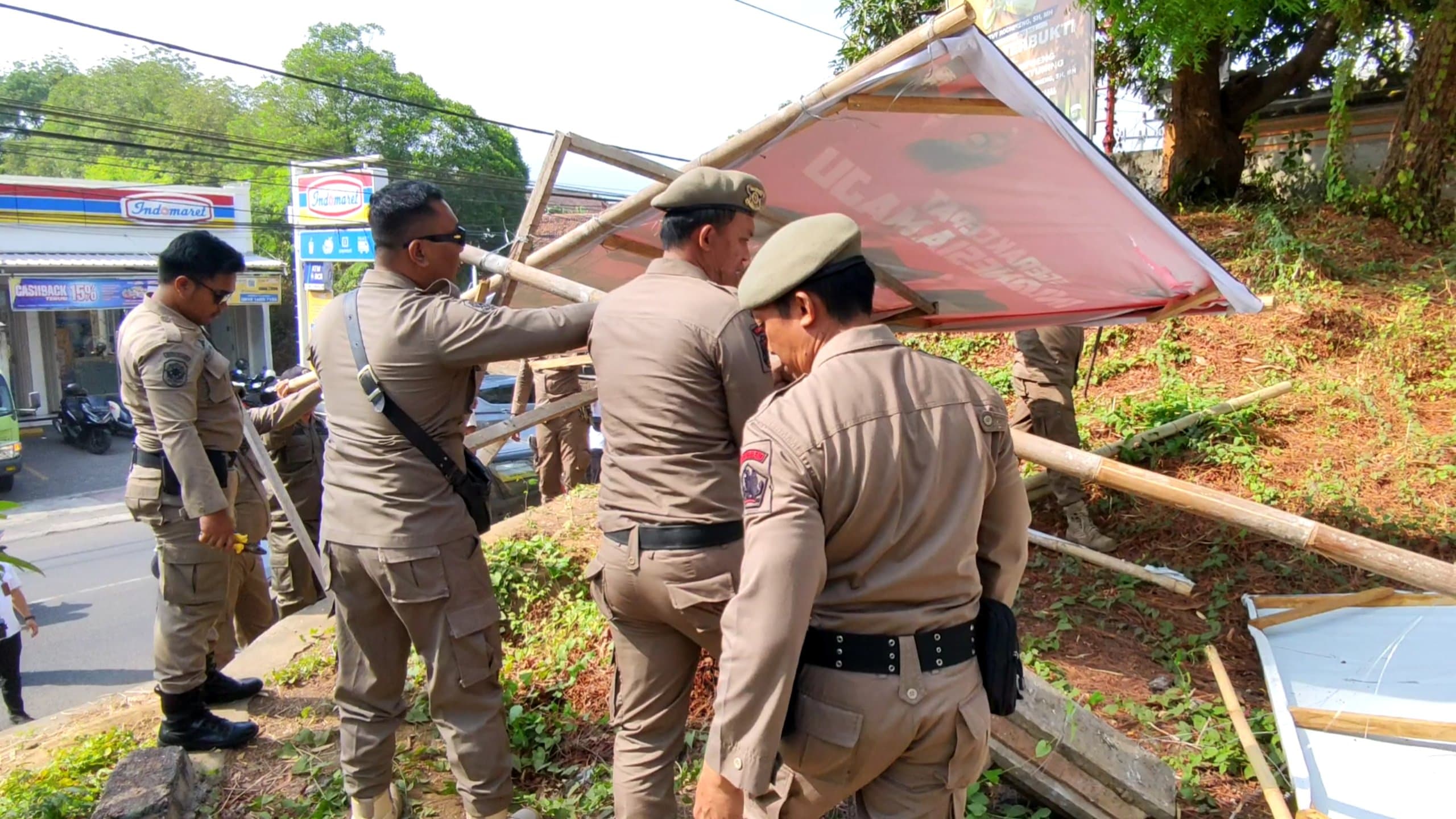 Satpol PP Buleleng Komitmen Tertibkan Baliho Liar