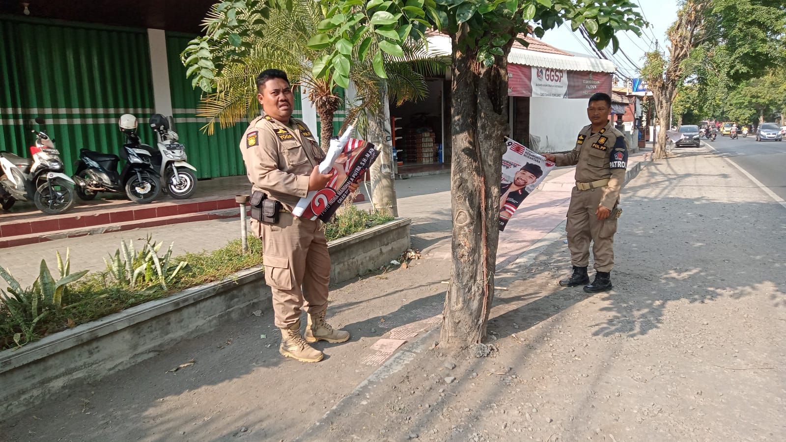 Satpol PP Buleleng Tertibkan Atribut Parpol Yang Melanggar Perda