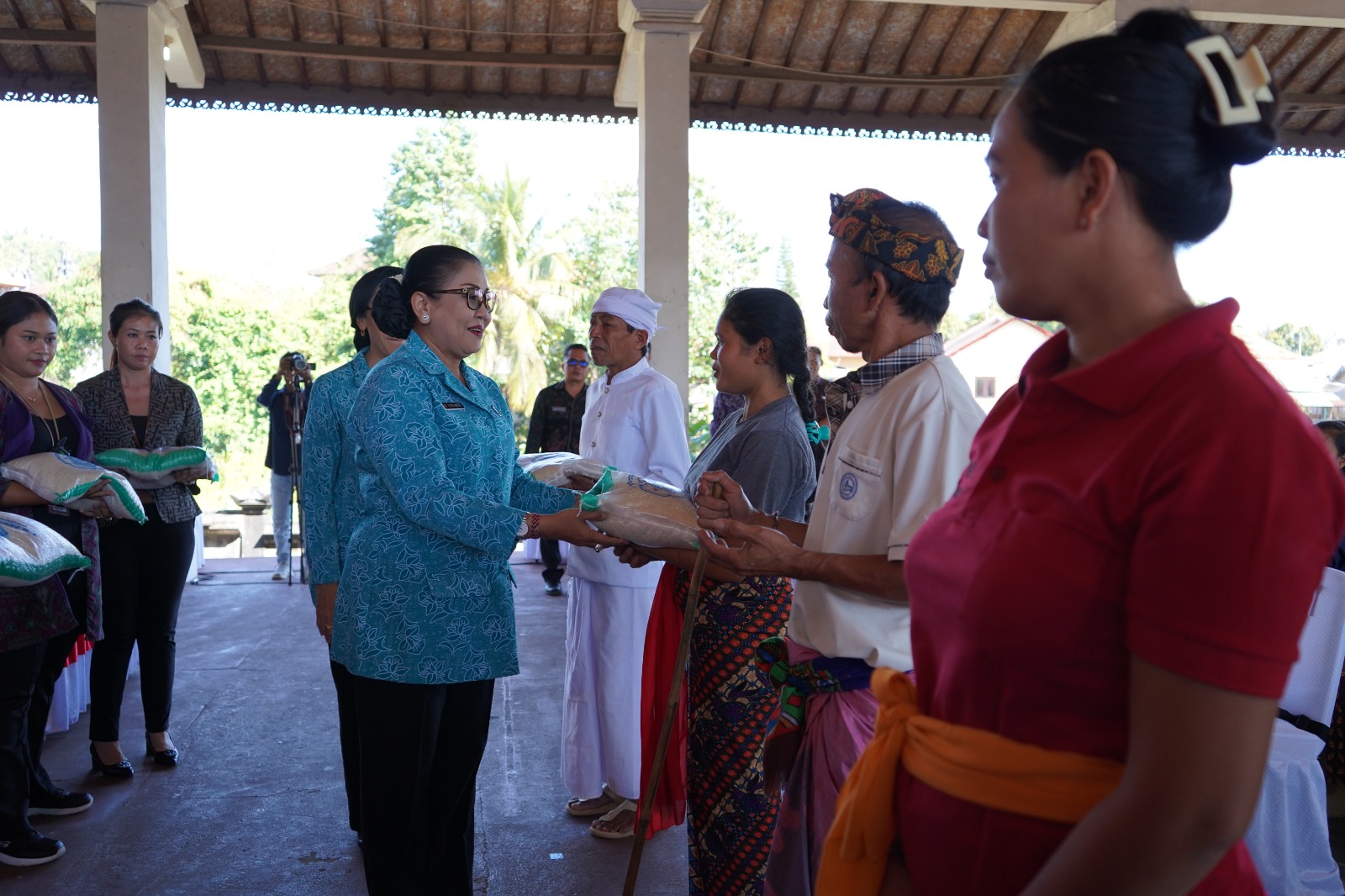 TP-PKK Provinsi Bali Lakukan Bakti Sosial, Harapkan Masyarakat Buleleng Sejahtera