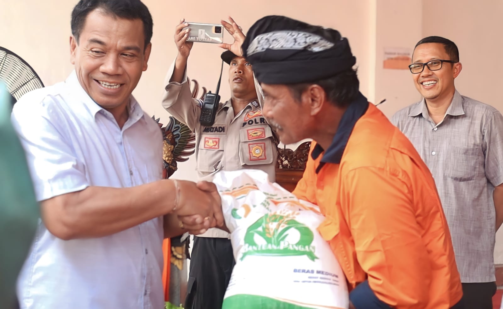 Turunkan harga beras, Pj Bupati Buleleng Salurkan 51 Ton Lebih Bantuan Pangan