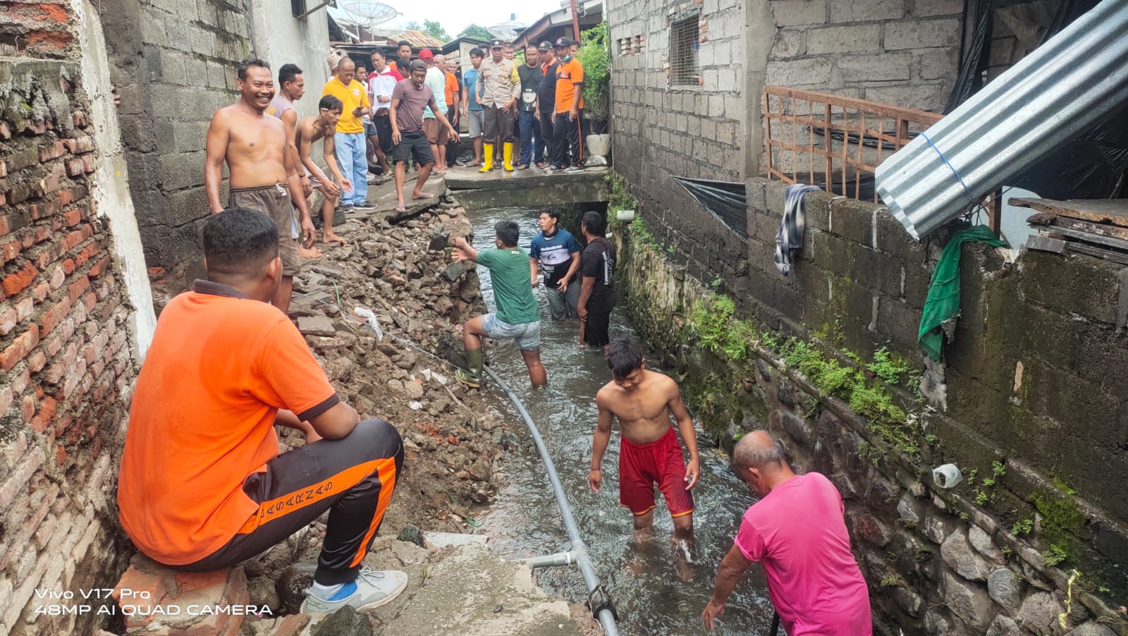 Warga Kampung Anyar Gotong Royong Perbaiki Tanggul Kali Mumbul