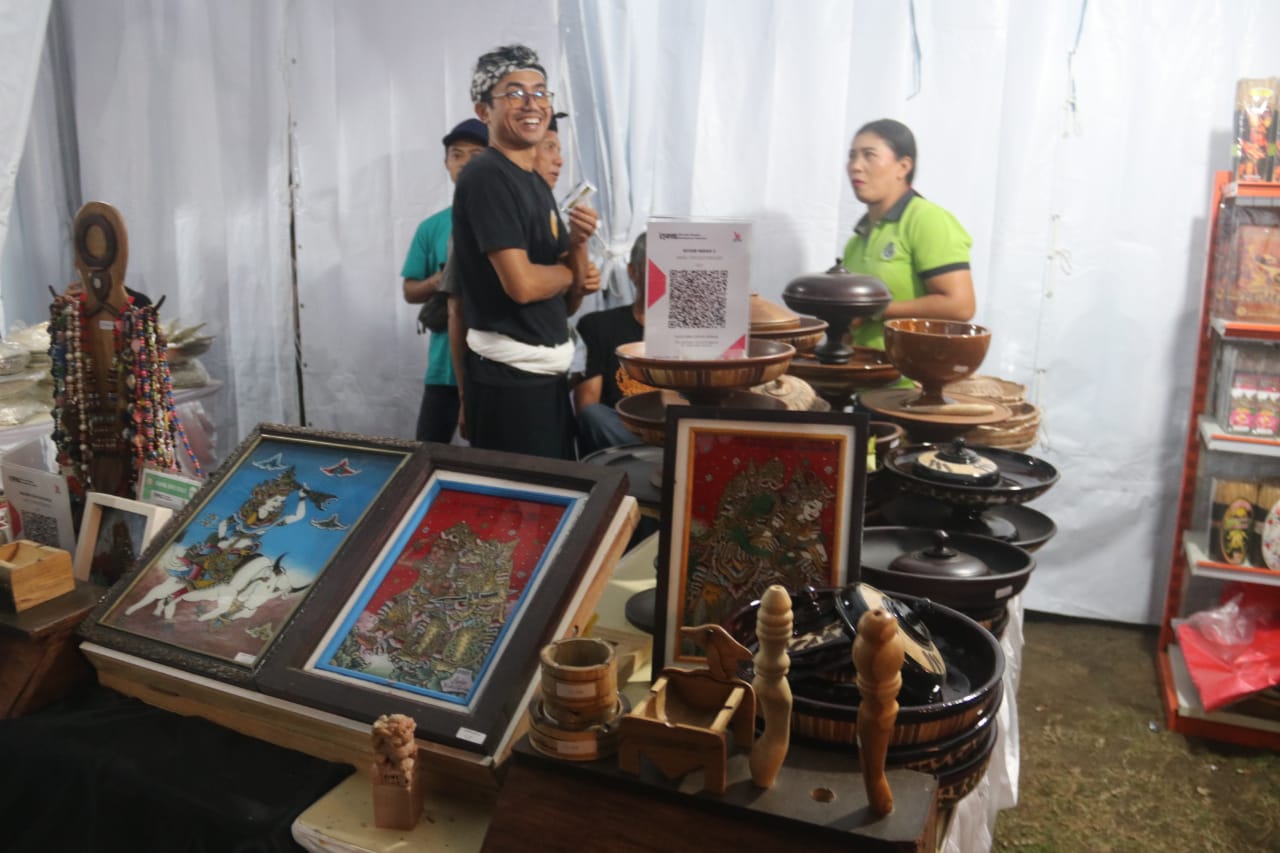 Wijana Warisi Seni Lukis Wayang Kaca Khas Desa Nagasepeha