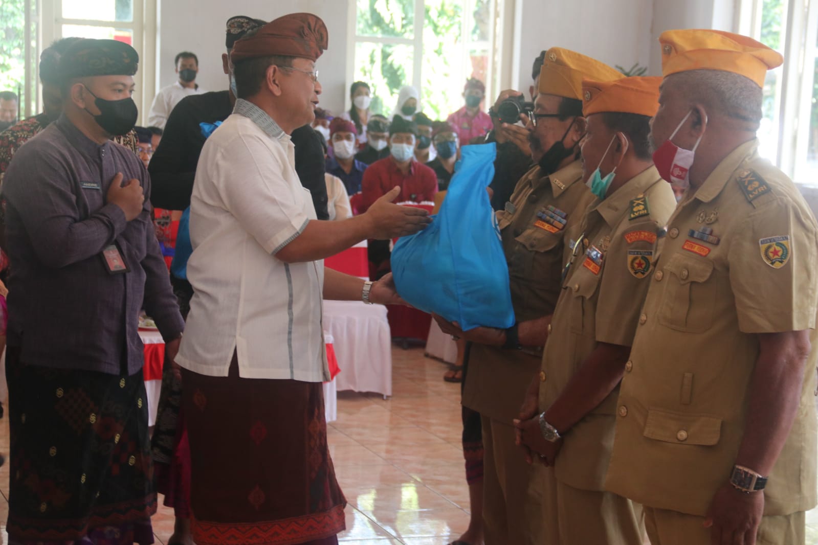 Wujud Kepedulian Terhadap Legiun Veteran, Wabup Sutjidra Bagikan Paket Sembako