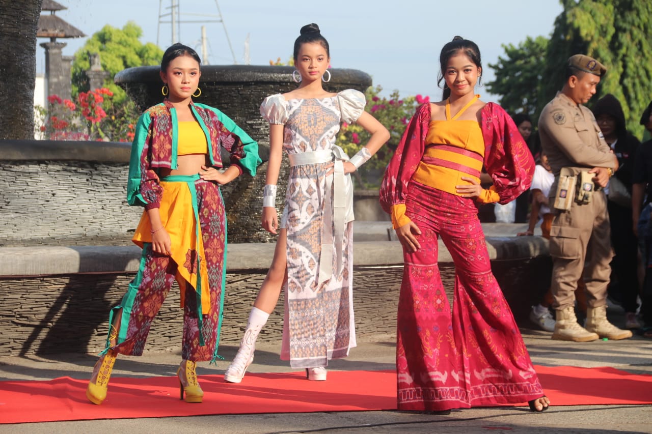 Buleleng Fashion on the Street: Pancarkan Pesona Budaya Lewat Tenun Endek